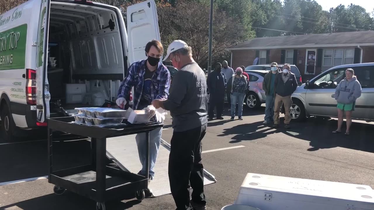Entregan alimentos gratuitos para la cena de Acción de Gracias en Carolina del Norte