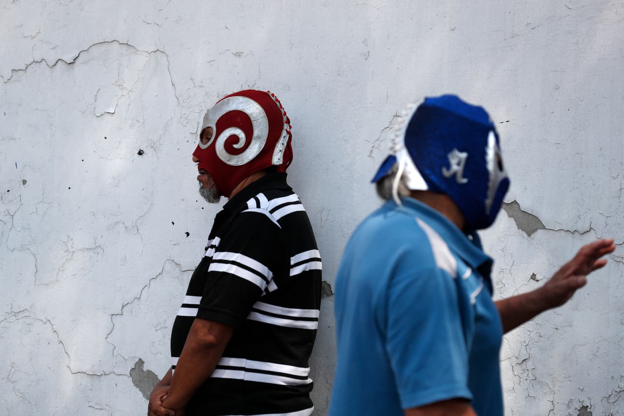 Con casi tres meses fuera del ring, l
<b>os luchadores mexicanos han tenido que ingeniárselas para sobrevivir, sobre todo los poco conocidos o no tan populares y los jubilados</b> quienes, en algunos casos, han tenido que tomar sus limitados ahorros para solventar gastos y servicios.
<br> 
<br>Los luchadores retirados Rams II -izquierda- y Condor Azul usan sus máscaras mientras esperan por el reparto de víveres.
<br>