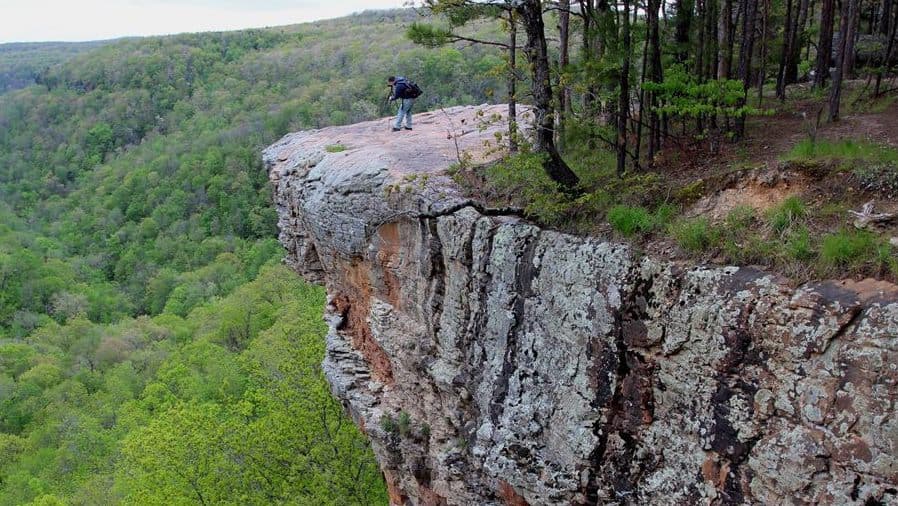 Hawksbill Crag, uno de los riscos más atractivos y peligrosos del bosque nacional de Ozark, en Arkansas.