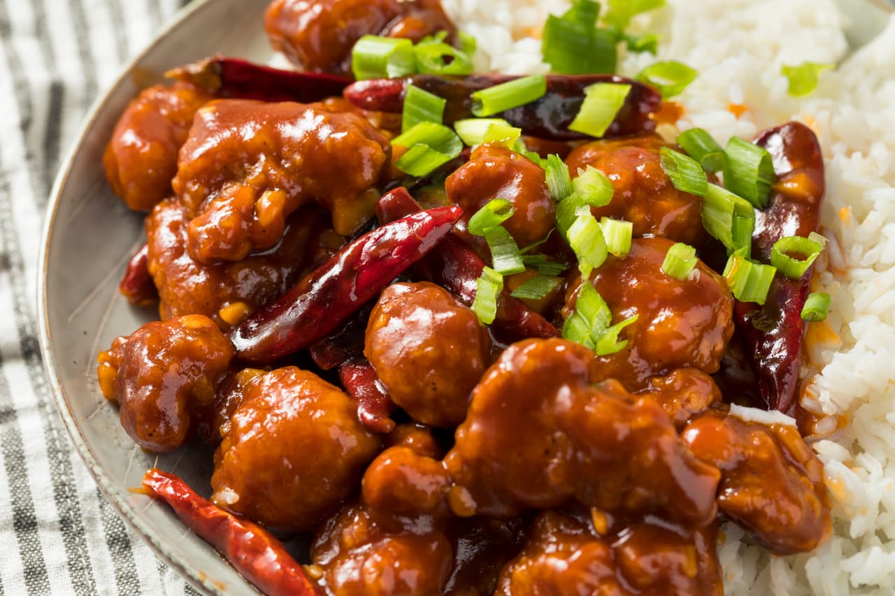 <b>Pollo del General Tso.</b> Es probable que el nombre de este plato de trozos de pollo frito en una salsa de pimientos y jengibre provenga de Zuo Zhongtang (o Tso Tsung-t'ang), un héroe del ejército chino del siglo XIX.
<br>
<br>Los propietarios de los restaurantes Shun Lee de la ciudad de Nueva York afirman que la preparación se inventó en uno de ellos en 1972.
<br>