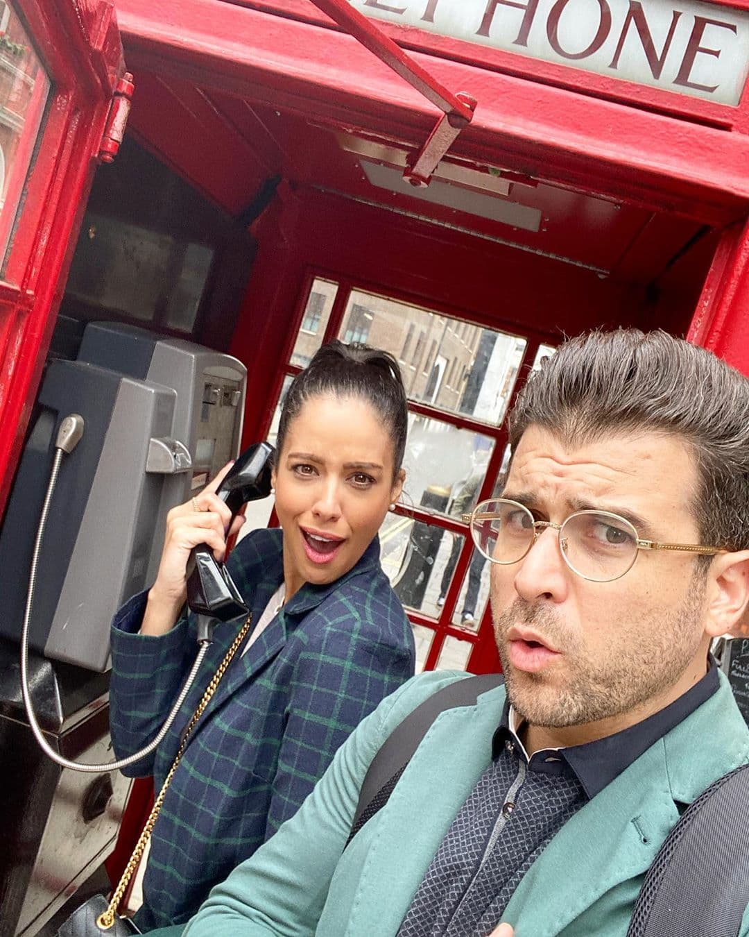 El viaje de cumpleaños no sería lo mismo sin el amor que le entrega a cada instante su esposo Ricardo y las travesuras que suele hacer para divertirla.