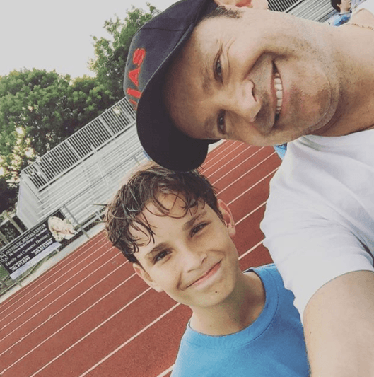 Este jovencito es amante de los deportes, y Alan aplaude cada uno de sus triiunfos.