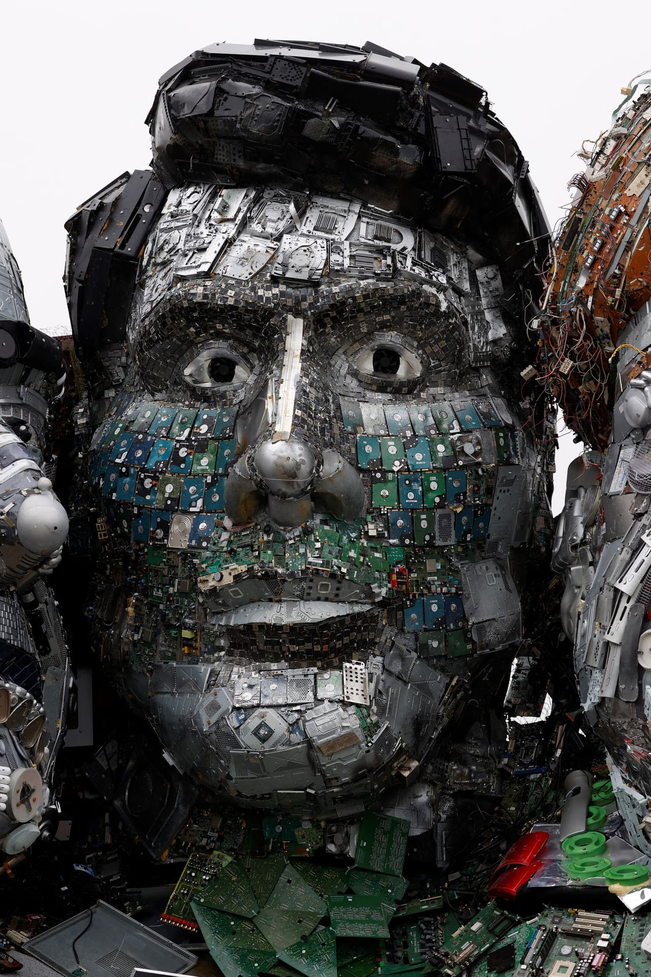 <a href="https://www.univision.com/temas/justin-trudeau">Justin Trudeau</a>, primer ministro de Canadá.
<br>
<br>La obra fue encargada por
<a href="https://www.musicmagpie.co.uk/"><u>musicMagpie</u></a>, una tienda en línea británica que compra y vende productos electrónicos reacondicionados.
<br>
<br>Cuatro de las naciones del G7 (Estados Unidos, Japón, Alemania y Gran Bretaña) se ubican entre los principales productores de desechos electrónicos,
<u><a href="https://www.musicmagpie.co.uk/mountrecyclemore" target="_blank">dijo la compañía en un comunicado.</a></u>