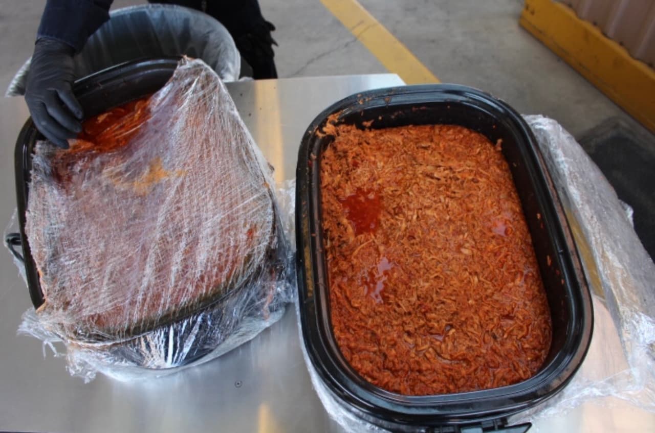 <b><a href="https://www.univision.com/local/arizona-ktvw/130-mil-pastillas-de-fentanilo-fueron-encontradas-dentro-de-una-olla-con-carne-video">Fentanilo dentro de una olla con carne</a>: </b> Esta no es la primera vez que los agentes fronterizos encuentran drogas en una circunstancia extraña. En febrero, los agentes descubrieron más de 600 libras de cocaína escondidas bajo bultos de pepinos en un cargamento.