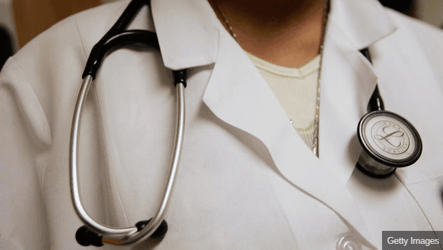 <b>4.Hable con su doctor</b> sobre medicamentos disponibles para dejar de fumar. El platicar con su medico sobre su esfuerzo incrementa enormemente sus oportunidades para olvidarse del cigarrillo. Hay siete medicamentos que están aprobados por la FDA que le podrían ayudar siempre y cuando siga la receta tal y como lo recete su doctor.
<br>