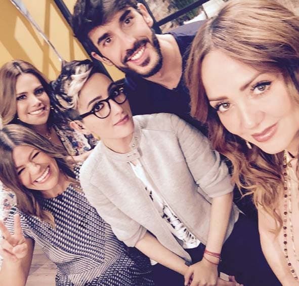 Además de ser compañeros de trabajo, son muy buenos amigos.