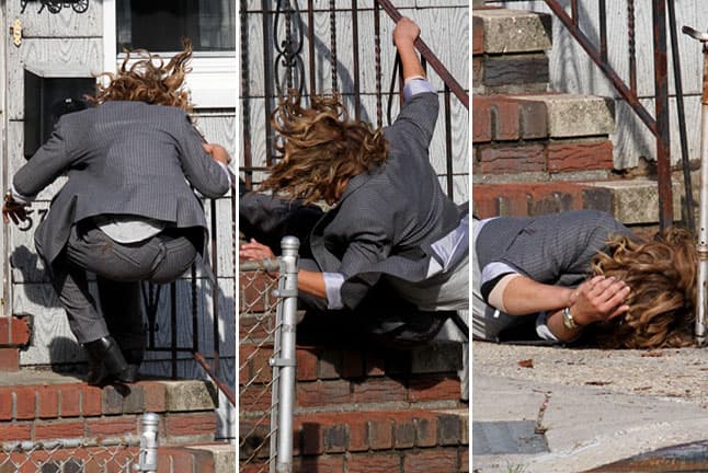 ¡Auuch! Seguro a JLo le dolió mucho la aparatosa caída que sufrió en las grabaciones de su nueva serie 'Shades of Blue'.