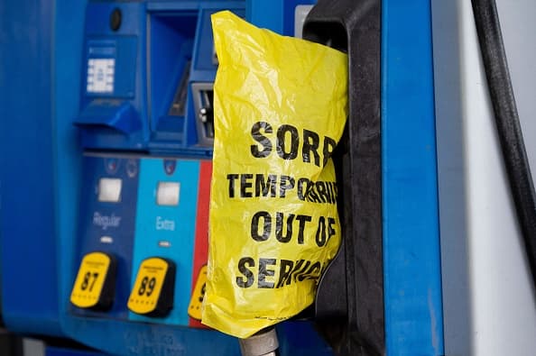 Esta fotografía muestra una gasolinería en Maryland que dejó de dar servicio, mientras cientos de usuarios buscan abastecerse de combustible.