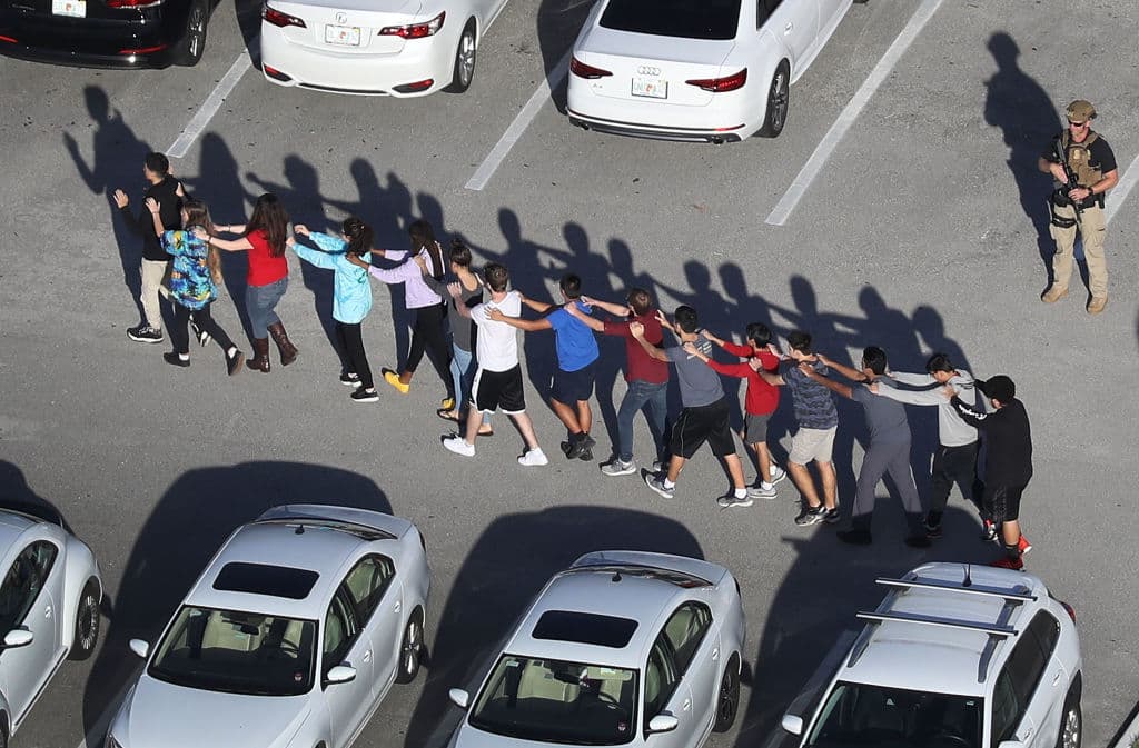 <b>8, Tiroteo en la escuela secundaria Marjory Stoneman Douglas High School de Parkland, Florida,</b> 14 de febrero de 2018, 17 muertos y 17 heridos. Nikolas Cruz, de 19 años, un antiguo alumno del centro, entró armado y disparando. Tras el ataque logró huir pero fue capturado luego por la policía. Cruz había comprado legalmente un rifle Smith Wesson M&P 15 en febrero, cerca de la escuela, a pesar de que tiempo atrás había sido tratado en una clínica de salud mental. La ley federal prohíbe la compra de armas a una persona si un tribunal declaró que esta tiene un "problema mental" o si se le internó en una institución, pero no si la persona en cuestión busca tratamiento de forma voluntaria. Este verano está previsto que comience el juicio de Nikolas Cruz, quien se declaró culpable en octubre, para determinar si es condenado a pena de muerte o a cadena perpetua sin libertad condicional.