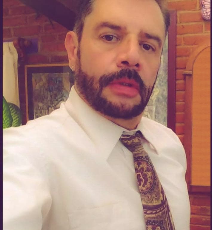 Reiteró que su padre "merece" llevar el caso fuera de prisión. Las declaraciones de la chica también se dan luego de que el pasado lunes 25 el show 'De primera mano' reveló un video inédito, captado por una cámara de seguridad, que muestra el momento exacto en el que Héctor Parra fue detenido afuera de su casa: 
<b><a href="https://www.univision.com/famosos/ginny-hoffman-exabogado-abandona-caso-hector-parra" target="_blank">"Parecía un secuestro"</a></b>, dijo su hija mayor.
<br>