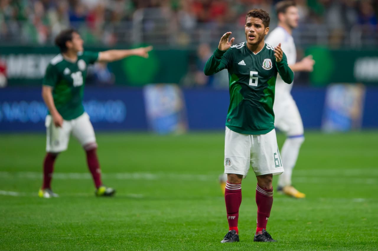 <b>Mediocampistas: </b>Jonathan dos Santos.