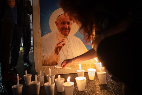 Feligreses rinden tributo al papa Francisco a las afueras de la catedral de Buenos Aires, Argentina.