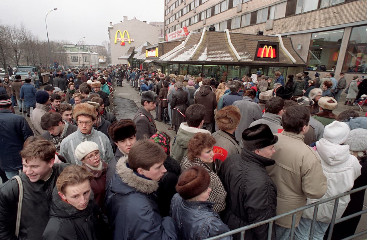Cientos de moscovitas hacían fila frente al primer restaurante 
<b><a href="https://www.univision.com/temas/mcdonalds">McDonald's</a></b> en la Unión Soviética el día de su inauguración, en Moscú,
<b> el miércoles 31 de enero de 1990.</b> Apenas dos meses después de la caída del 
<a href="https://www.univision.com/noticias/mundo/30-anos-de-la-caida-del-muro-de-berlin-que-lugares-de-eeuu-conservan-pedazos-de-la-historica-barrera-fotos">Muro de Berlín</a> (que marcó el inicio del colapso soviético) 
<b>un nuevo y reluciente McDonald's se convirtió en el primer restaurante estadounidense de comida rápida en ingresar a la Unión Soviética. </b>
<br>
<br>Ahora, 32 años después, McDonald's está 'abandonando' sus 850 restaurantes en Rusia 
<a href="https://www.univision.com/noticias/mundo/un-mes-guerra-rusia-ucrania-resumen-muertos-heridos-refugiados">en respuesta a la invasión de Ucrania.</a> 
<br>