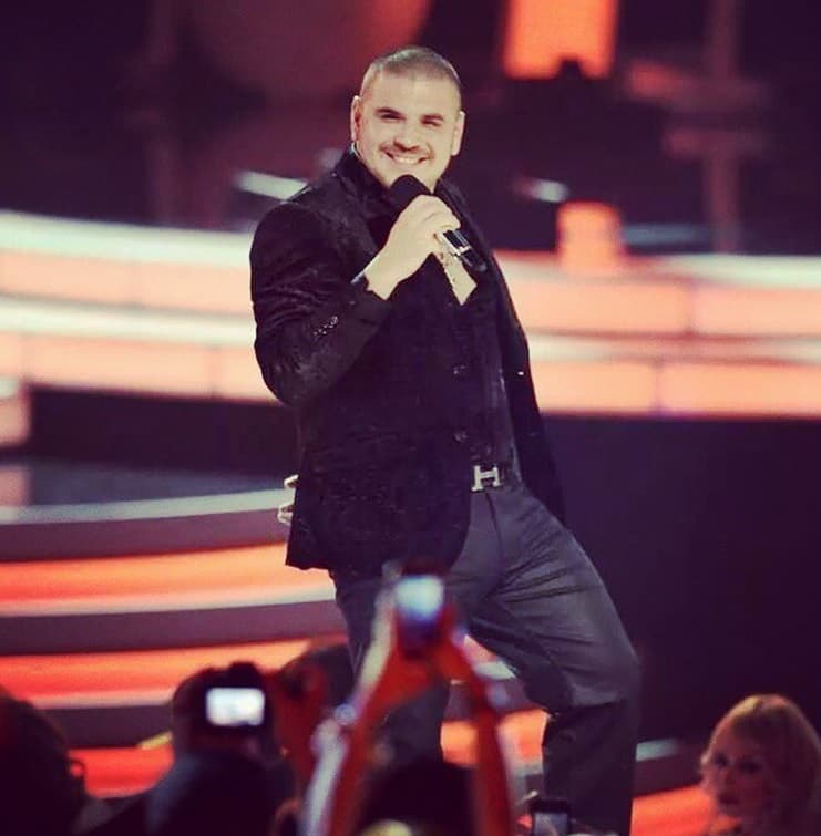 Sus corridos lo han puesto en la mira de las autoridades más de una vez, e incluso se le han cancelado y vetado sus conciertos.