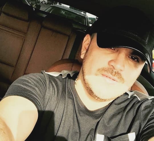 Pero esta no es la primera vez que El Komander recibe amenazas de este tipo. Querido por muchos, odiado por otros, el cantante sabe que corre peligro por los temas que canta.