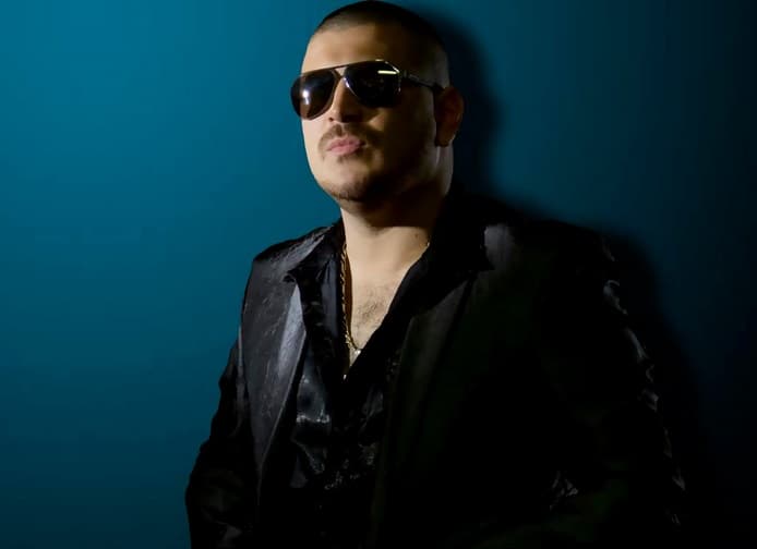 El cuerpo del hombre estaba dentro de una camioneta, y en ella también estaba otro sujeto con múltiples heridas de arma blanca, según reporta el diario 'Reforma'.