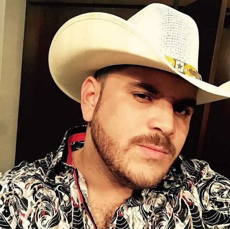 En abril de 2015 El Komander canceló un concierto que tenía programado en Nuevo Laredo, Tamaulipas, México tras recibir amenazas.