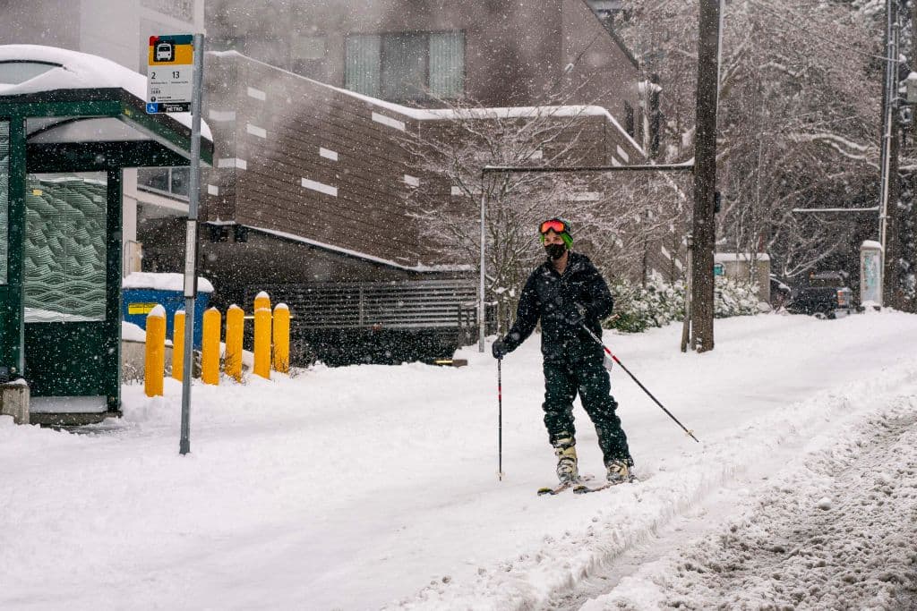 Un ciudadano aprovecha para esquiar en una colina en Seattle, Washington. Una gran tormenta invernal dejó caer fuertes nevadas en toda la región.
