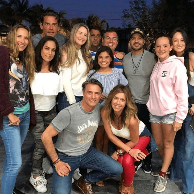 A la reunión se sumaron las parejas de estos galanes, quienes en conjunto se prepararon para la fiesta del emparrillado.