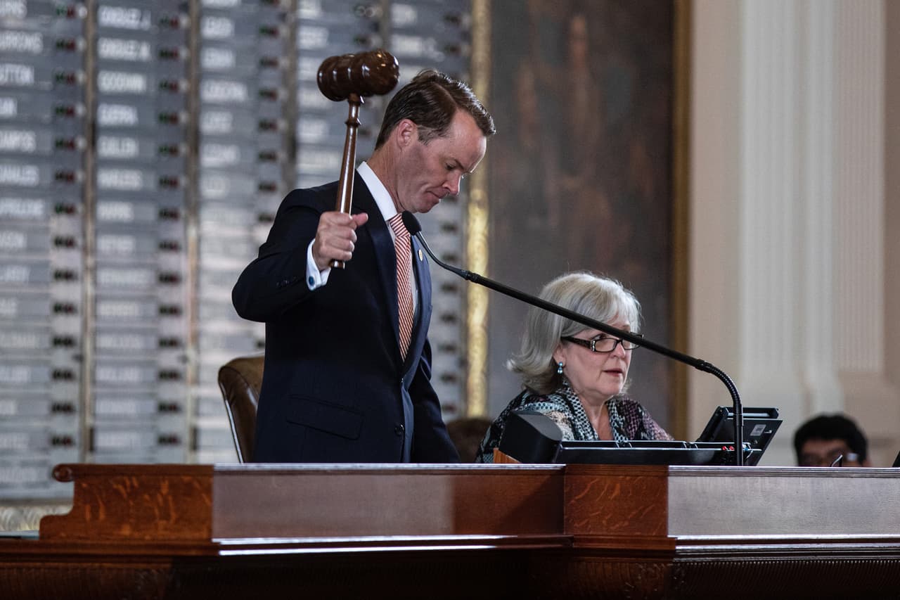 Presidente de la Cámara de Texas firma orden de arresto civil contra el demócrata que regresó a Washington D.C.