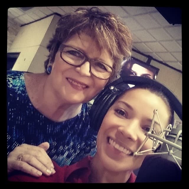 Ya ellas la conocen y sin embargo le temen. Laura Moro es la profesora de dicción más estricta. Sabe con qué vienen las chicas y no aceptará excusas.