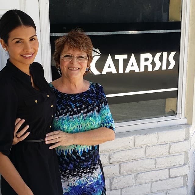 Ya ellas la conocen y sin embargo le temen. Laura Moro es la profesora de dicción más estricta. Sabe con qué vienen las chicas y no aceptará excusas.