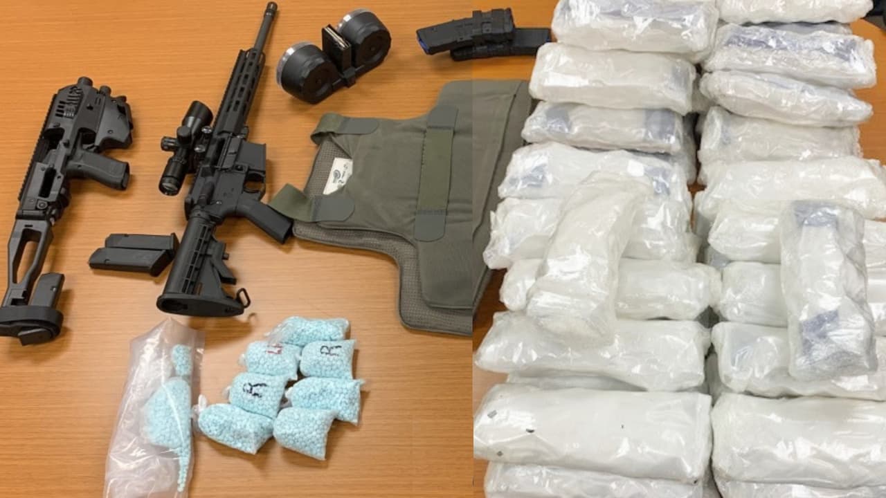 Policía descubre drogas y una AR-15 robada cuando responde a una llamada por violencia doméstica