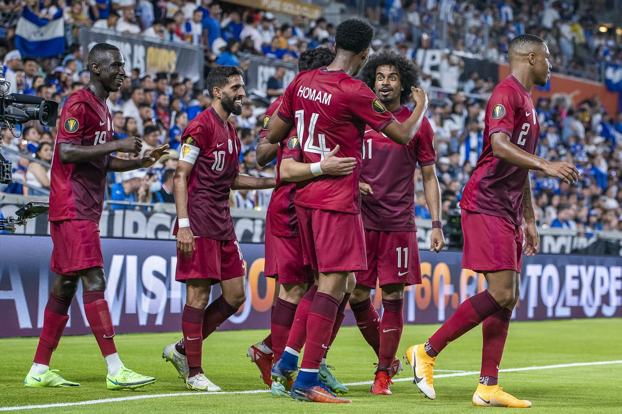 las anotaciones de Homan Ahmed y Abdelaziz Hatem le dan la victoria a Qatar 2-0 sobre Honduras y aseguran el liderato de su grupo.