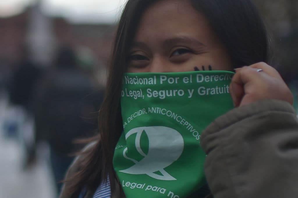 El lema: "Educación sexual para decidir, anticonceptivos para no abortar, aborto legal para no morir. Aborto legal, una deuda de la democracia".