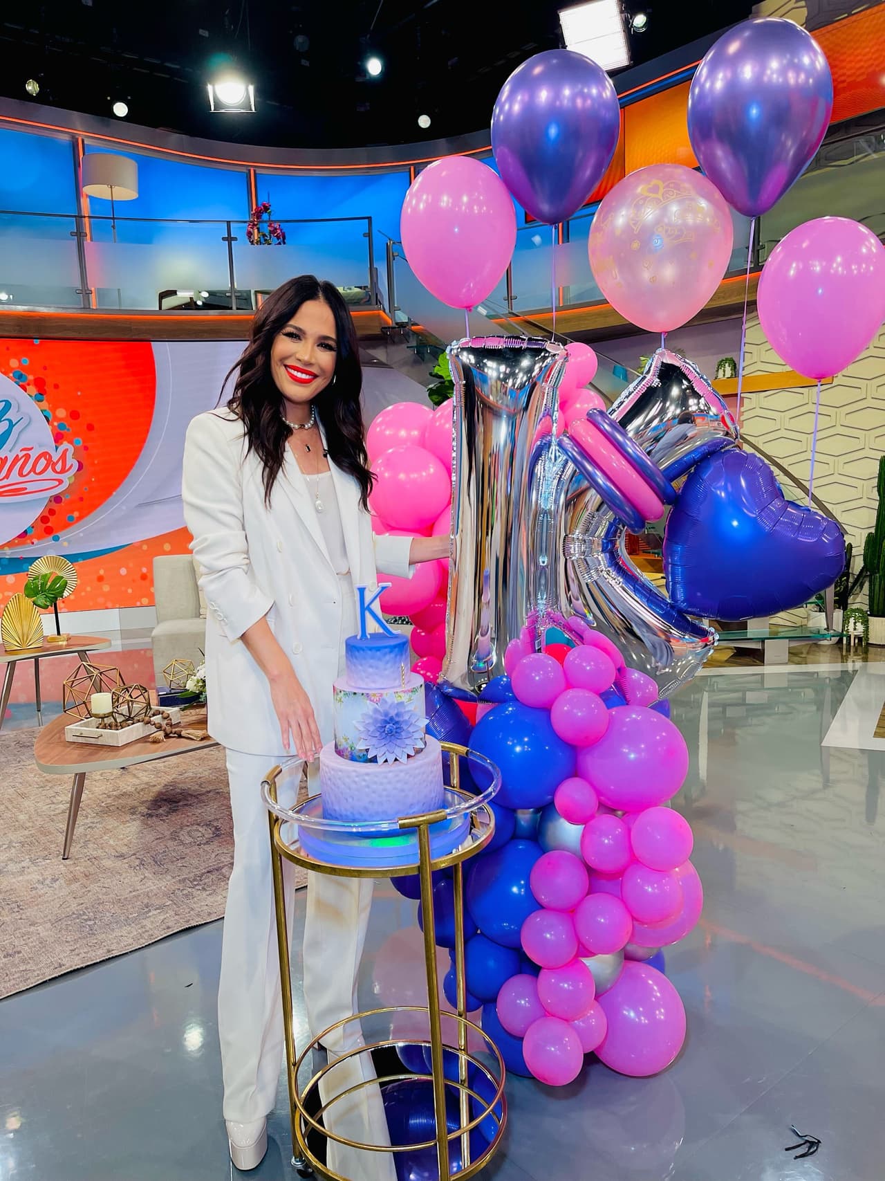 Vestida de blanco y con una sonrisa de felicidad, Karla Martínez festejó una vuelta más al sol.