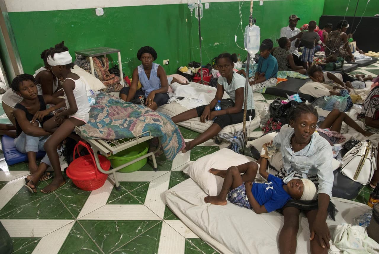 Pacientes y sus familiares permanecen en el hospital general de Les Cayes, Haití.