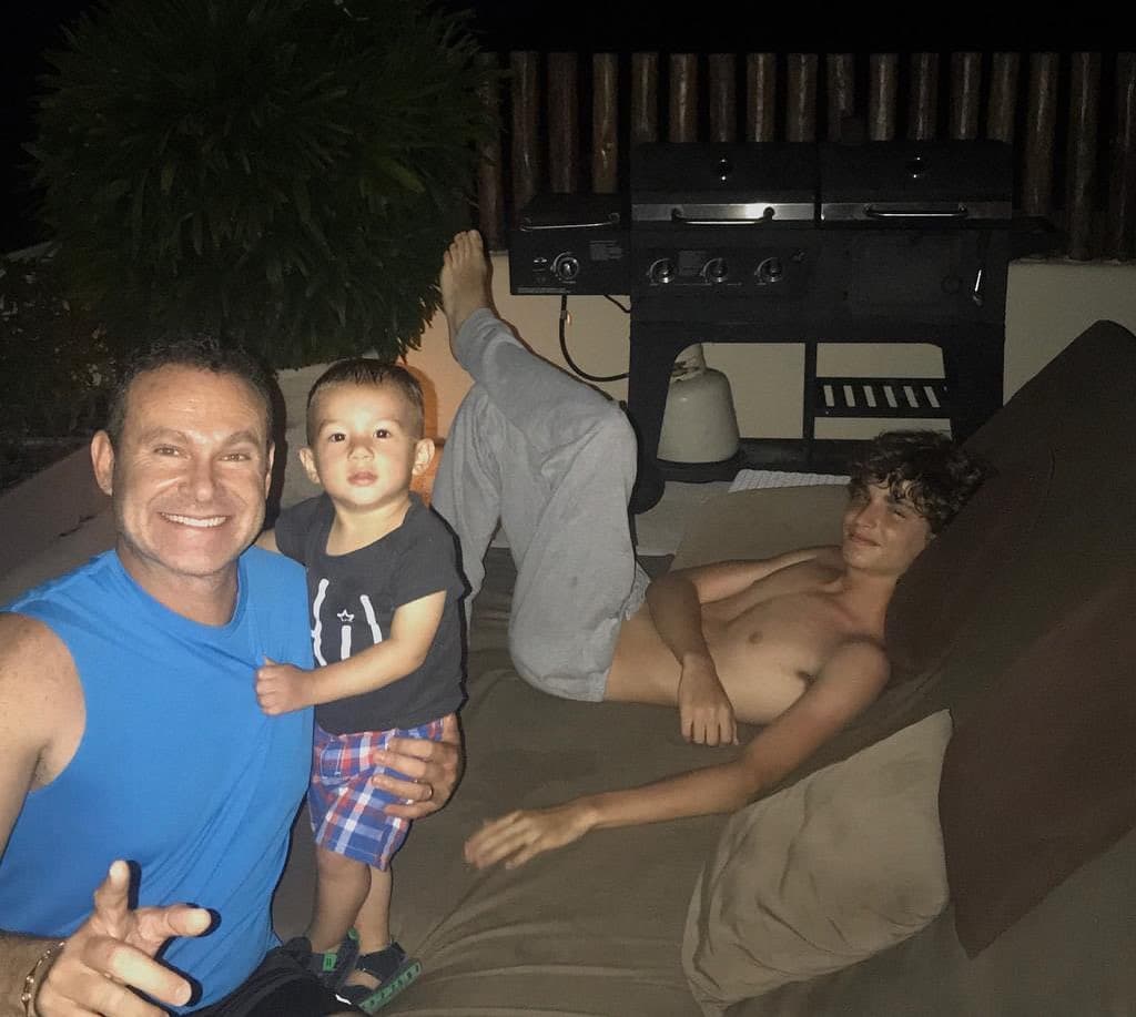 Liam es el segundo varón de Alan Tacher. Alex, de 16 años, también disfruta tiempo con su hermanito menor.