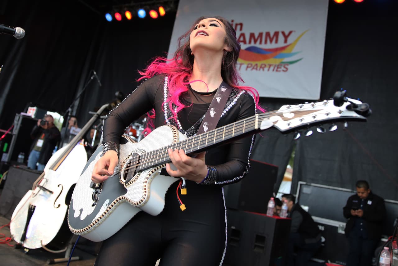 Con su talento y belleza prendieron la fiesta callejera del Latin GRAMMY