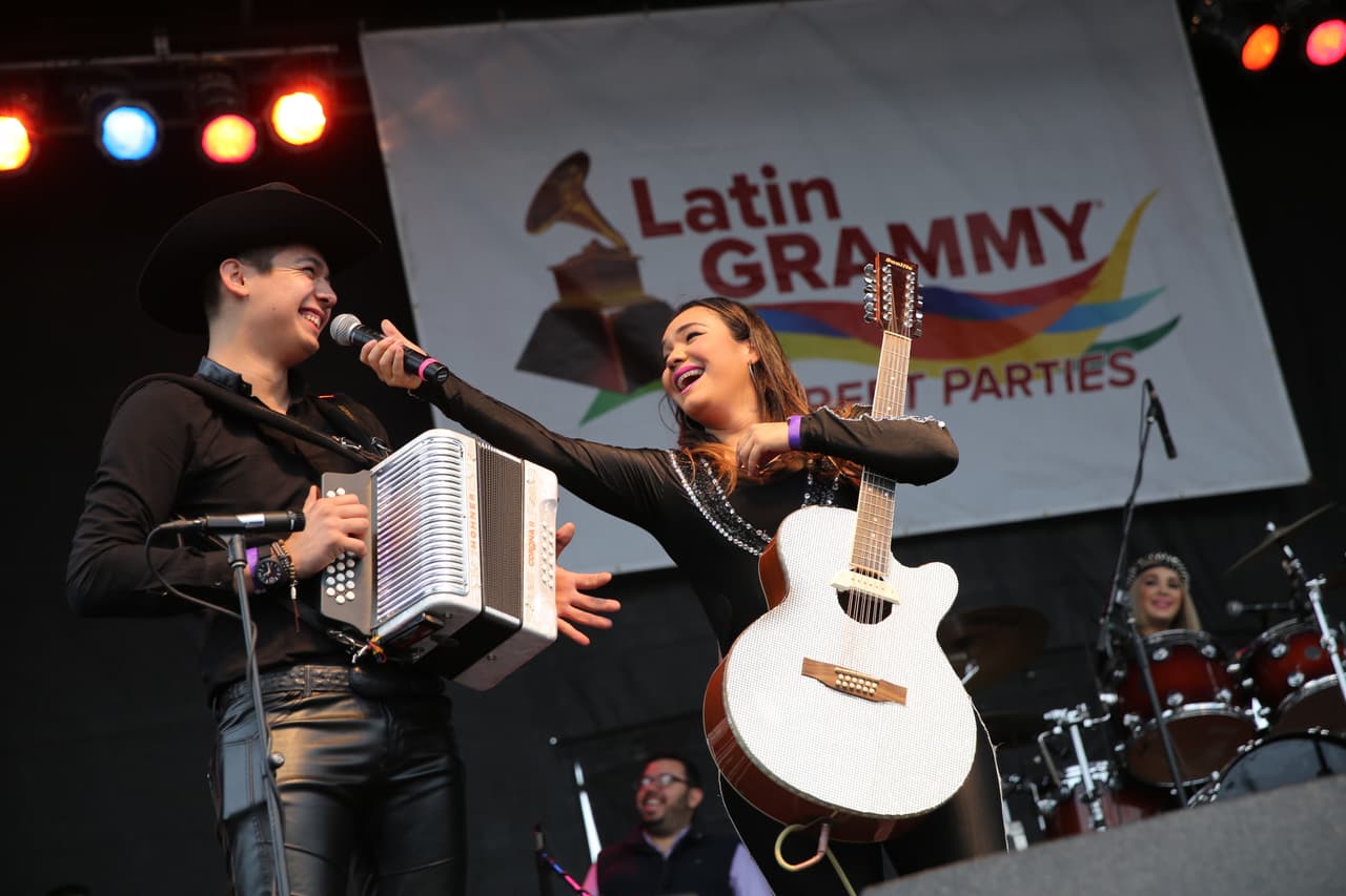 Con su talento y belleza prendieron la fiesta callejera del Latin GRAMMY