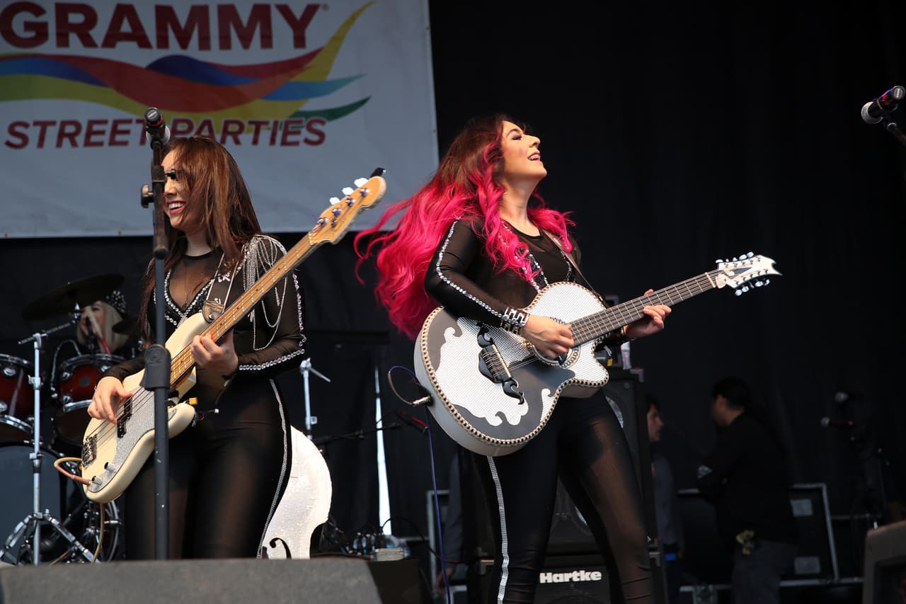 Con su talento y belleza prendieron la fiesta callejera del Latin GRAMMY
