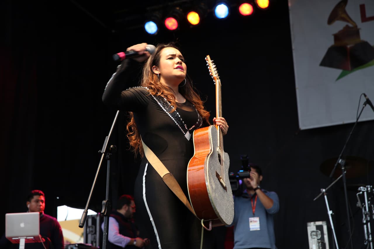 Con su talento y belleza prendieron la fiesta callejera del Latin GRAMMY