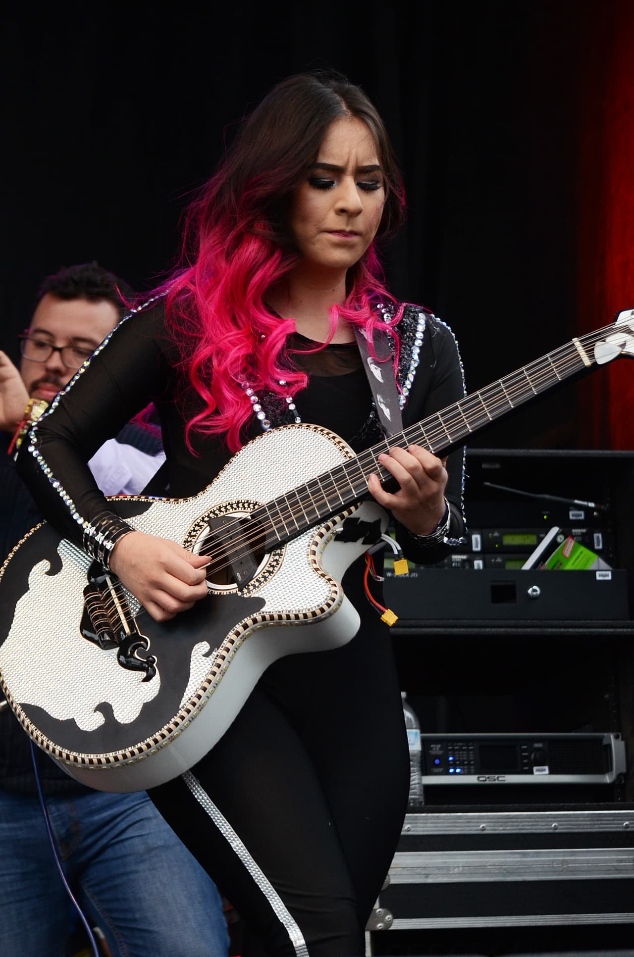 Con su talento y belleza prendieron la fiesta callejera del Latin GRAMMY