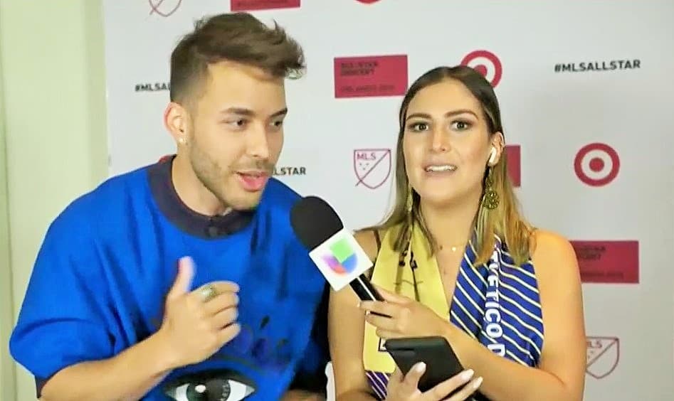 Prince tuvo solo diez segundos para contestar las preguntas de Jessi, por lo que sus respuestas fueron completamente espontáneas. Una de las preguntas fue: ¿Cuál canción eligieron para el primer baile? El recién casado reveló que bailaron ‘Versace on the Floor’ de Bruno Mars.
<br>