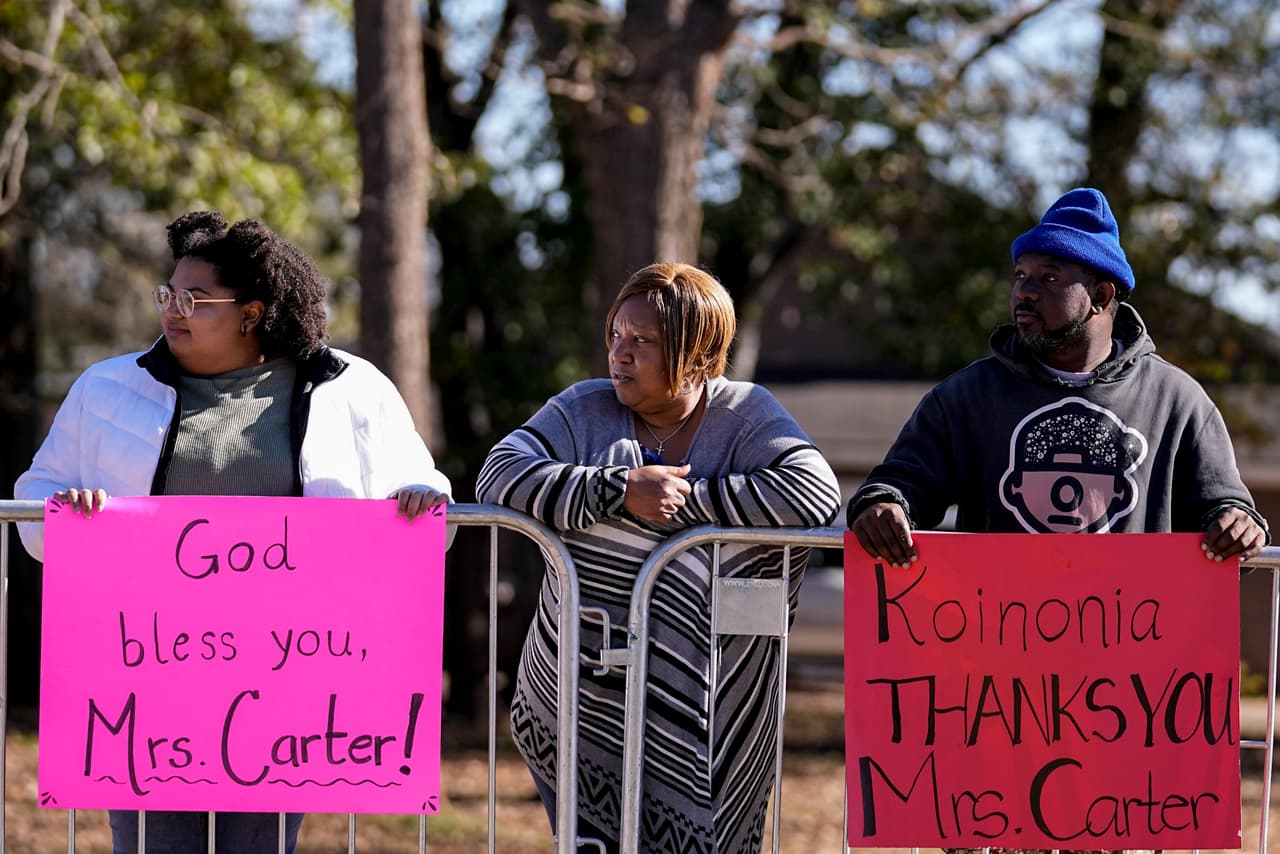 La gente observa la caravana mientras se dirige a la Iglesia Bautista Maranatha, donde se llevará a cabo el funeral de la ex primera dama Rosalynn Carter, el miércoles.