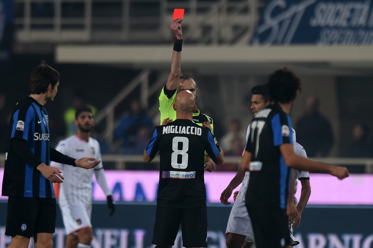 Expulsan a futbolista que tenía 32 segundos en el campo