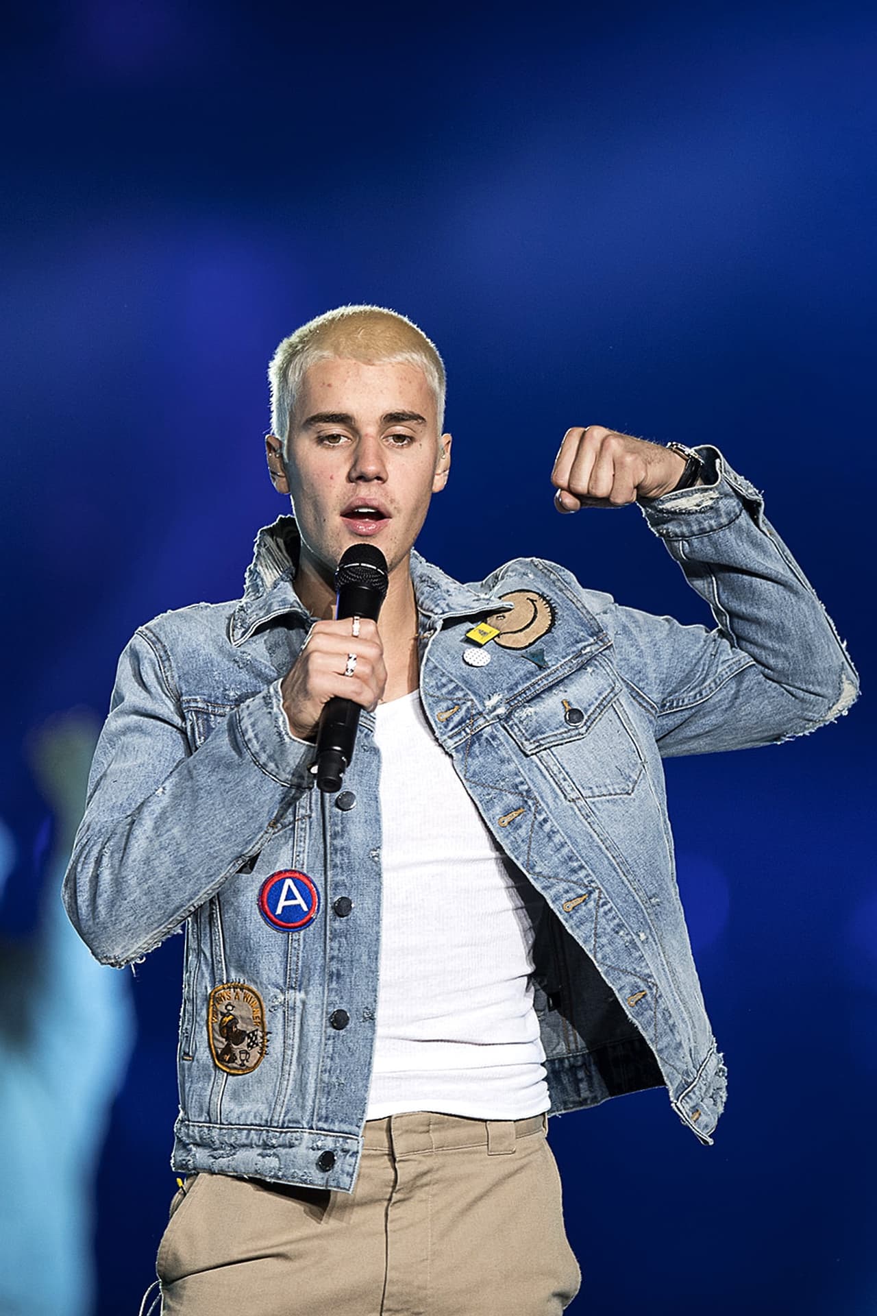 Justin Bieber aventó a un paparazzo de manera brusca y aunque sus guardaespaldas tuvieron que intervenir para que la escena no se saliera de control, aún así el cantante rindió cuentas a la justicia tras ser demandado por el afectado.