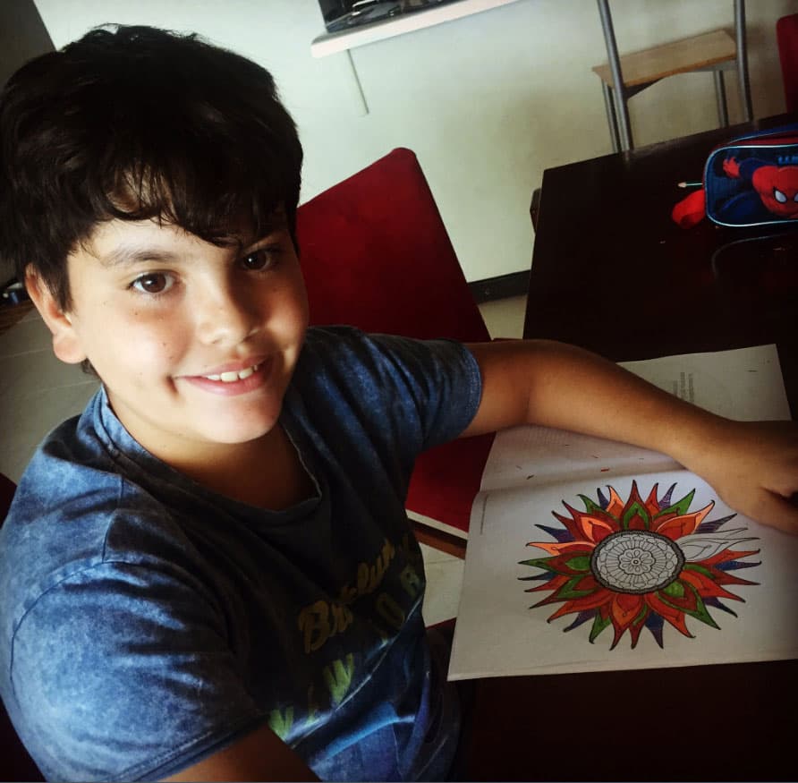 Por esa razón, él considera a la cantante como su madre y hasta la fecha la sigue frecuentando.