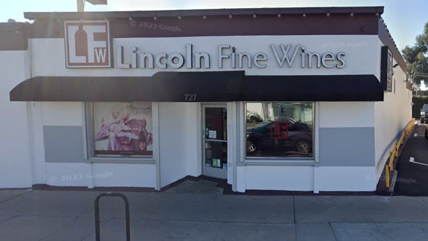 Abrió un agujero en el techo de una tienda de vinos y se llevó $600,000 en botellas