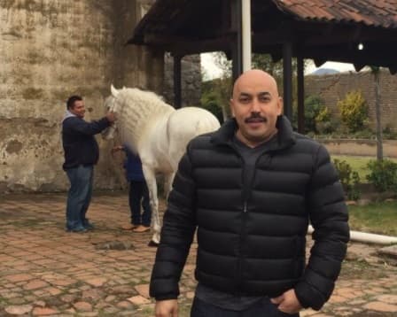 Lupillo Rivera, además de coleccionar autos, también colecciona chamarras y chalecos, es fanático de esas prendas y si además lo hacen lucir fornido y elegante, pues no duda en adquirirlas.