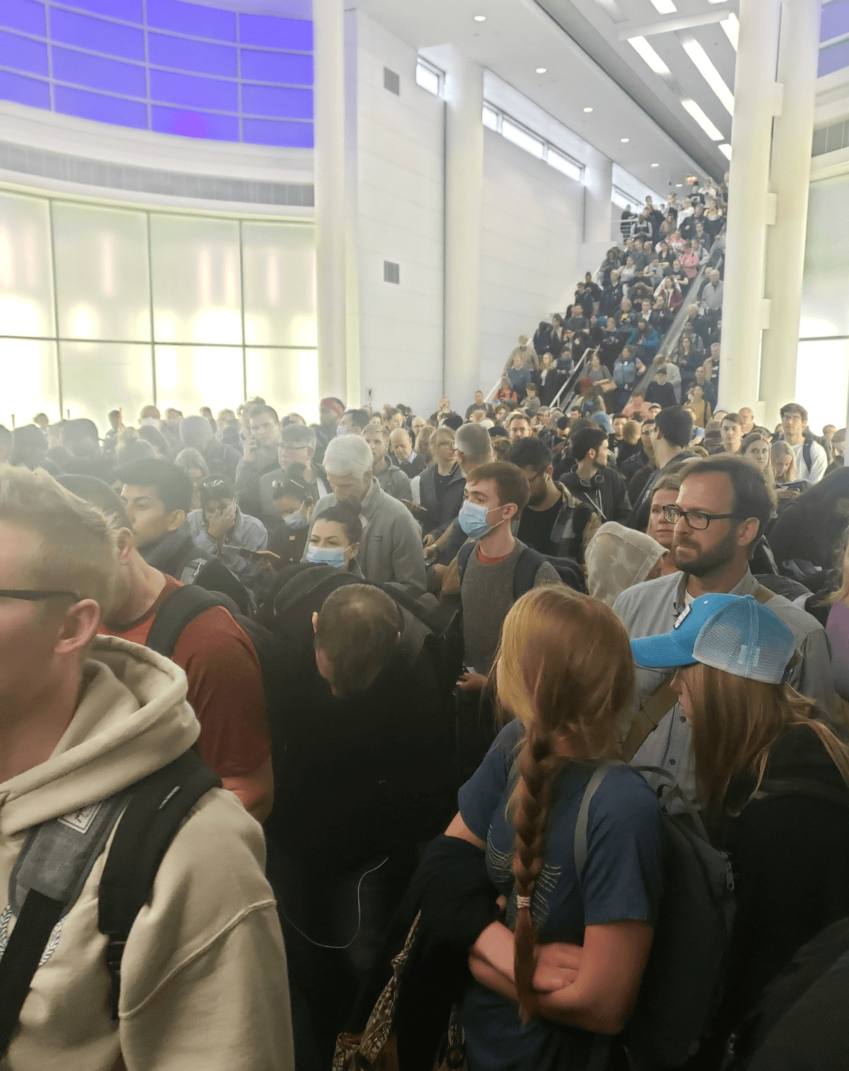 El gobernador, J.B. Pritzker le dijo lo siguiente al presidente Trump, y al vicepresidente Pence en Twitter:
<b> "Las multitudes y las filas de O'Hare son inaceptables y deben abordarse de inmediato.</b> Dado que este es el único medio de comunicación al que presta atención, debe hacer algo AHORA MISMO. Estas multitudes esperan pasar la aduana que está bajo jurisdicción federal."
<br>
<br>38 nuevos casos de coronavirus confirmados en Illinois el sábado, elevando el total a 84.
<br>
<br>Esta historia está en desarrollo.