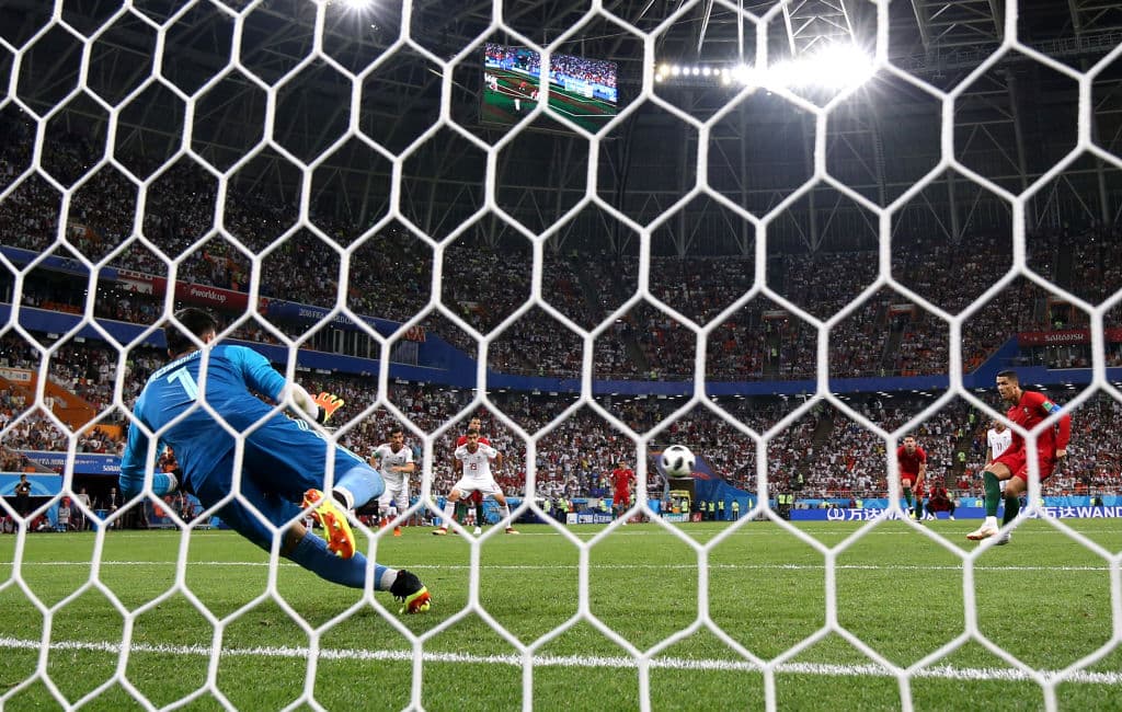 Pero no contaba con la intervanción del larguiricho guardameta persa Berianvand, de casi dos metros de estatura, quien, pese a haberse adelantado ligeramente, adivinó la trayectoria del tiro.