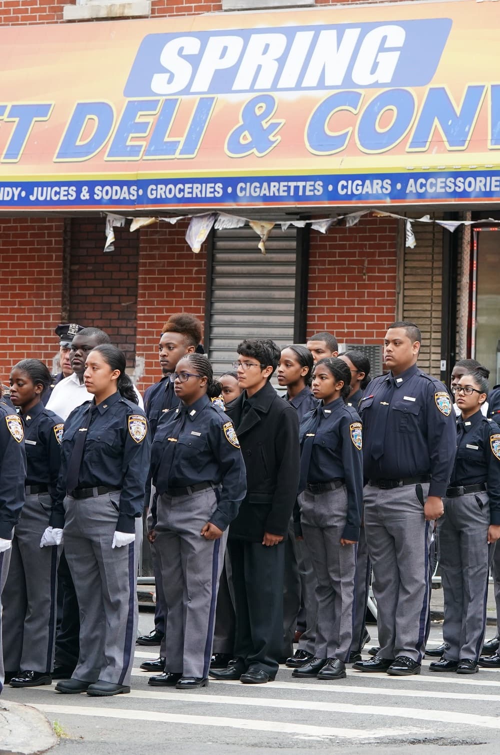 Al funeral asistió un grupo del programa Exploradores del Departamento de Policía de la ciudad. Lesandro formaba parte de él: uno de sus sueños era convertirse en un agente de policía y combatir el crimen.