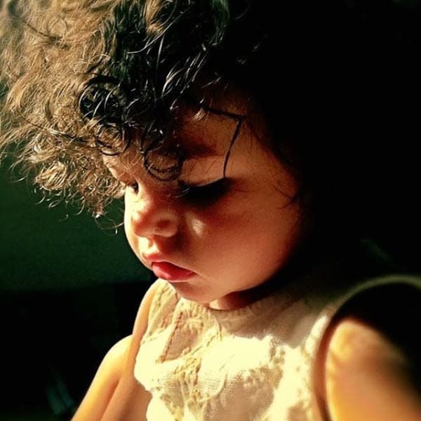 En julio del 2017 la actriz tuvo un gran motivo para celebrar, en esta fotografía 
<b>Mayra</b> explicó el por qué a través de Instagram: "¡¡2 años y medio juntas!! Compartiendo las altas y bajas de esta maravilla que es vivir. Grandes amores se nos fue a ambas pero nos unió para formar algo que no tiene nombre. ¡¡Amor puro y verdadero!! Mi pequeña princesa".