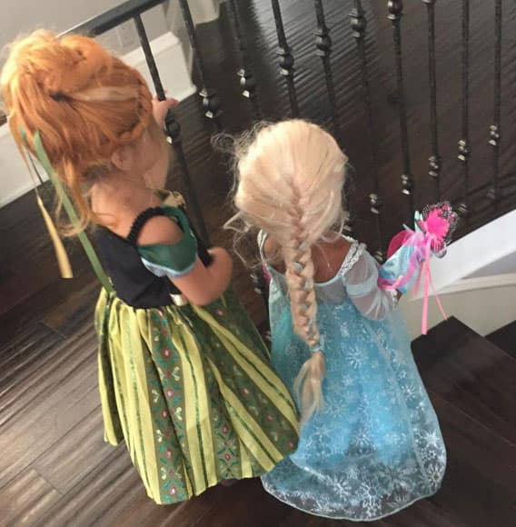 Nori West y su prima Penélope se disfrazaron de las princesas de 'Frozen'.