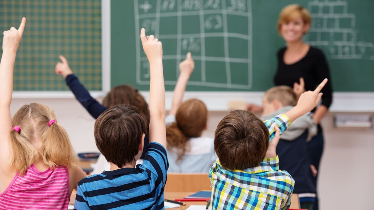 <h3 class="cms-H3-H3">Recomendaciones para las familias </h3>
<br>
<b>Consulta el calendario oficial de tu distrito: </b>aunque las fechas son similares, pueden variar por uno o dos días. 
<br>
<b>Anota los días de desarrollo profesional (no hay clases): </b>algunos distritos los usan como “puentes”. 
<br>
<b>Verifica si tu distrito tiene calendario extendido o modificado: </b>algunos comienzan antes o terminan después. 
<br>
<b>Planea tus vacaciones</b> familiares con anticipación.